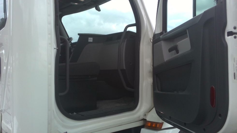 Day Cab Tractor-Heavy Duty Tractors-Freightliner-2020-T12664ST-Boaz-AL-438,888\n\t\tmiles-$ 53,250 - Image 12