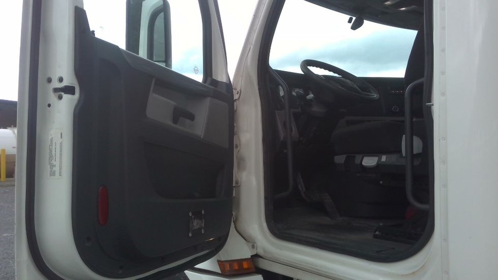 Day Cab Tractor-Heavy Duty Tractors-Freightliner-2020-T12664ST-Boaz-AL-438,888\n\t\tmiles-$ 53,250 - Image 9