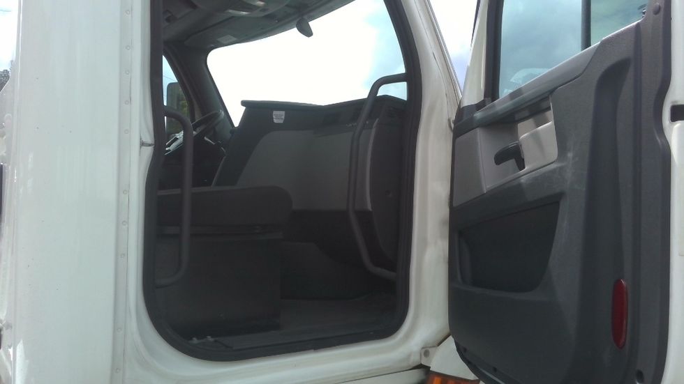 2020 Freightliner Cascadia 126" Day cab photo 12