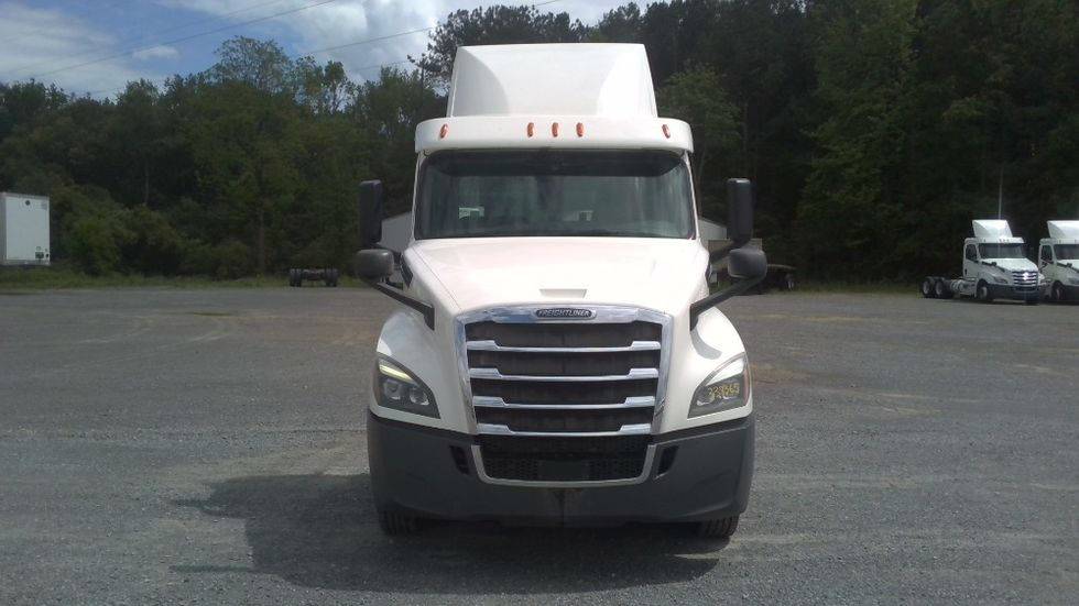 2020 Freightliner Cascadia 126" Day cab photo 2