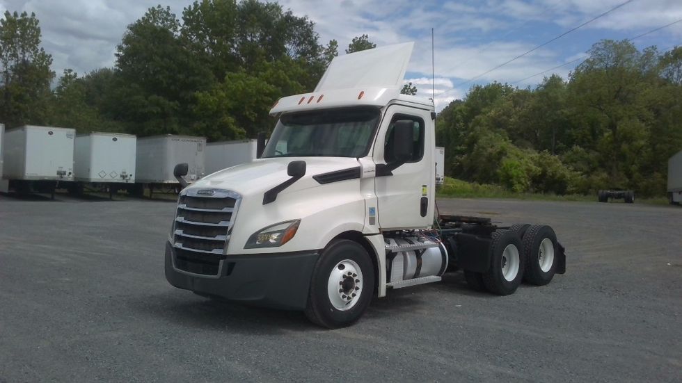 2020 Freightliner Cascadia 126" Day cab photo 3