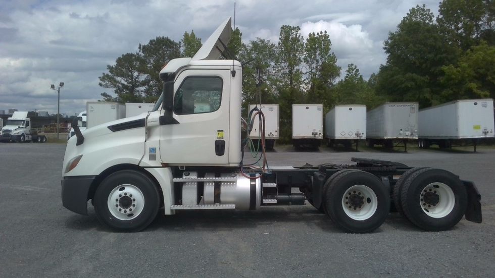 2020 Freightliner Cascadia 126" Day cab photo 4