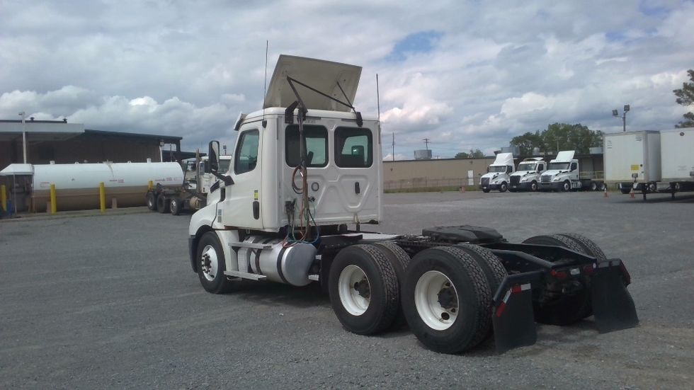 2020 Freightliner Cascadia 126" Day cab photo 5