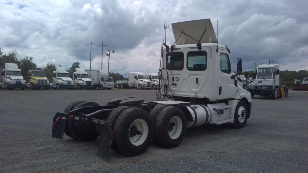 2020 Freightliner Cascadia 126" Day cab photo 7