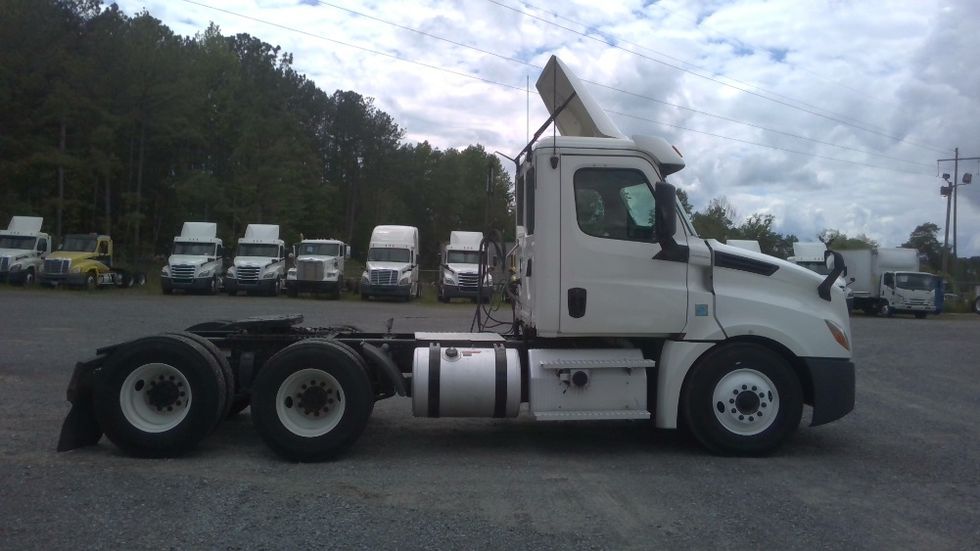 2020 Freightliner Cascadia 126" Day cab photo 8