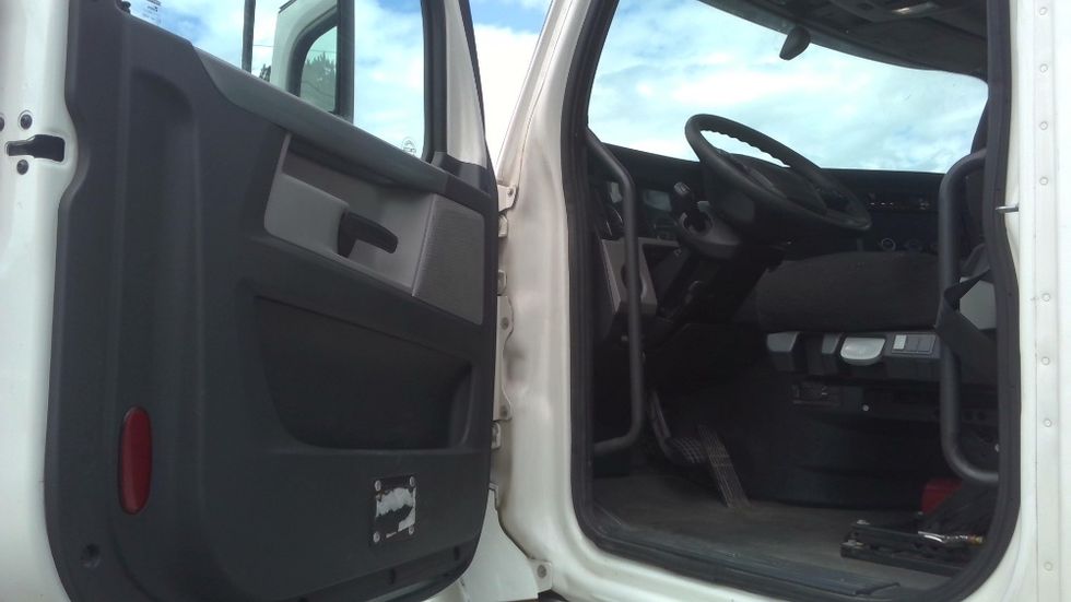 2020 Freightliner Cascadia 126" Day cab photo 9