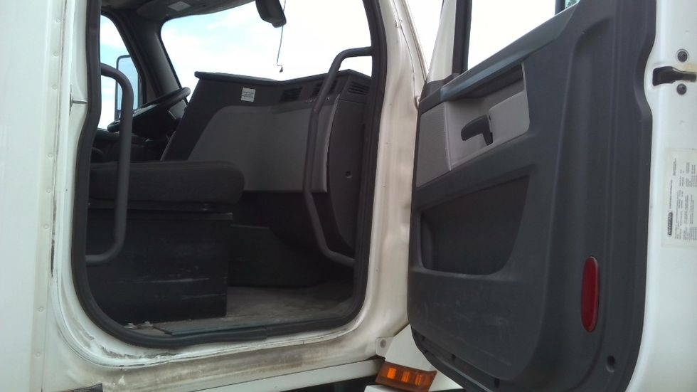 Day Cab Tractor-Heavy Duty Tractors-Freightliner-2020-T12664ST-Boaz-AL-443,794\n\t\tmiles-$ 52,000 - Image 12