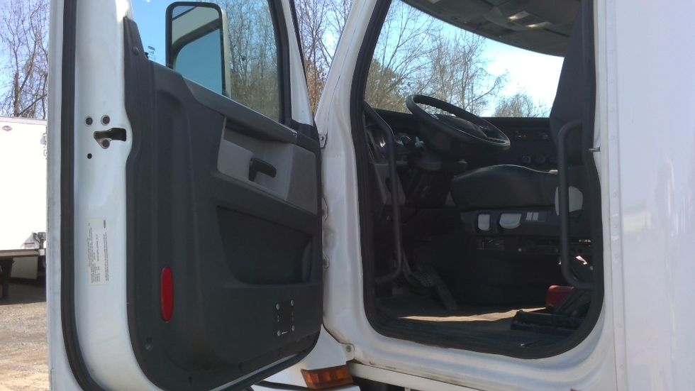 Day Cab Tractor-Heavy Duty Tractors-Freightliner-2020-T12664ST-Boaz-AL-879,251\n\t\tmiles-$ 28,250 - Image 9