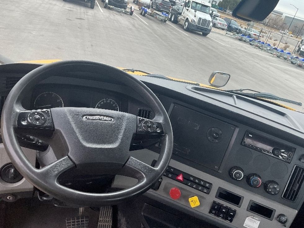 Day Cab Tractor-Heavy Duty Tractors-Freightliner-2020-T12664ST-Boise-ID-306,543\n\t\tmiles-$ 63,500 - Image 11