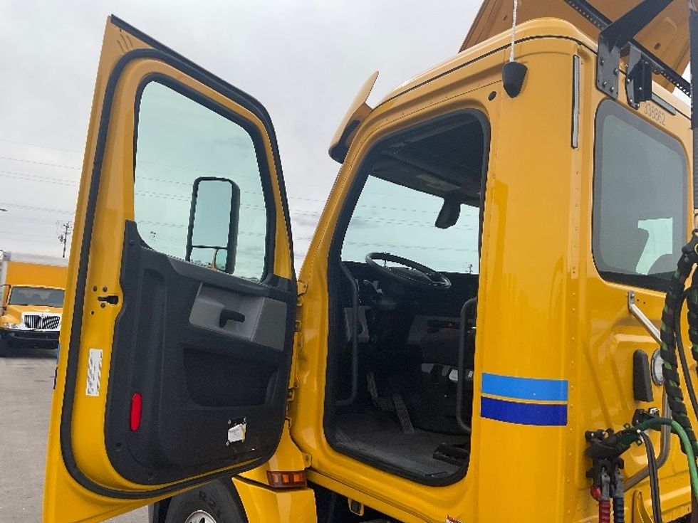 Day Cab Tractor-Heavy Duty Tractors-Freightliner-2020-T12664ST-Boise-ID-306,543\n\t\tmiles-$ 63,500 - Image 9