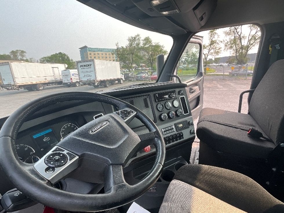 Day Cab Tractor-Heavy Duty Tractors-Freightliner-2020-T12664ST-Boucherville-PQ-279,124\n\t\tkm-$ 81,250 - Image 10