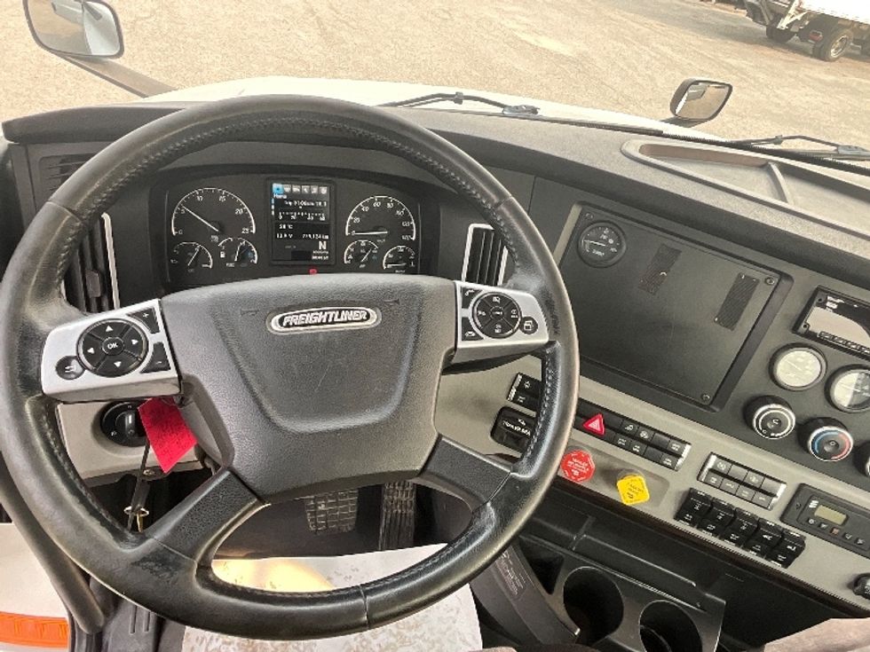 Day Cab Tractor-Heavy Duty Tractors-Freightliner-2020-T12664ST-Boucherville-PQ-279,124\n\t\tkm-$ 81,250 - Image 11