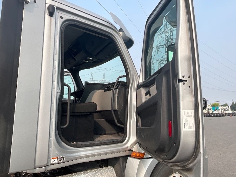 Day Cab Tractor-Heavy Duty Tractors-Freightliner-2020-T12664ST-Boucherville-PQ-279,124\n\t\tkm-$ 81,250 - Image 12