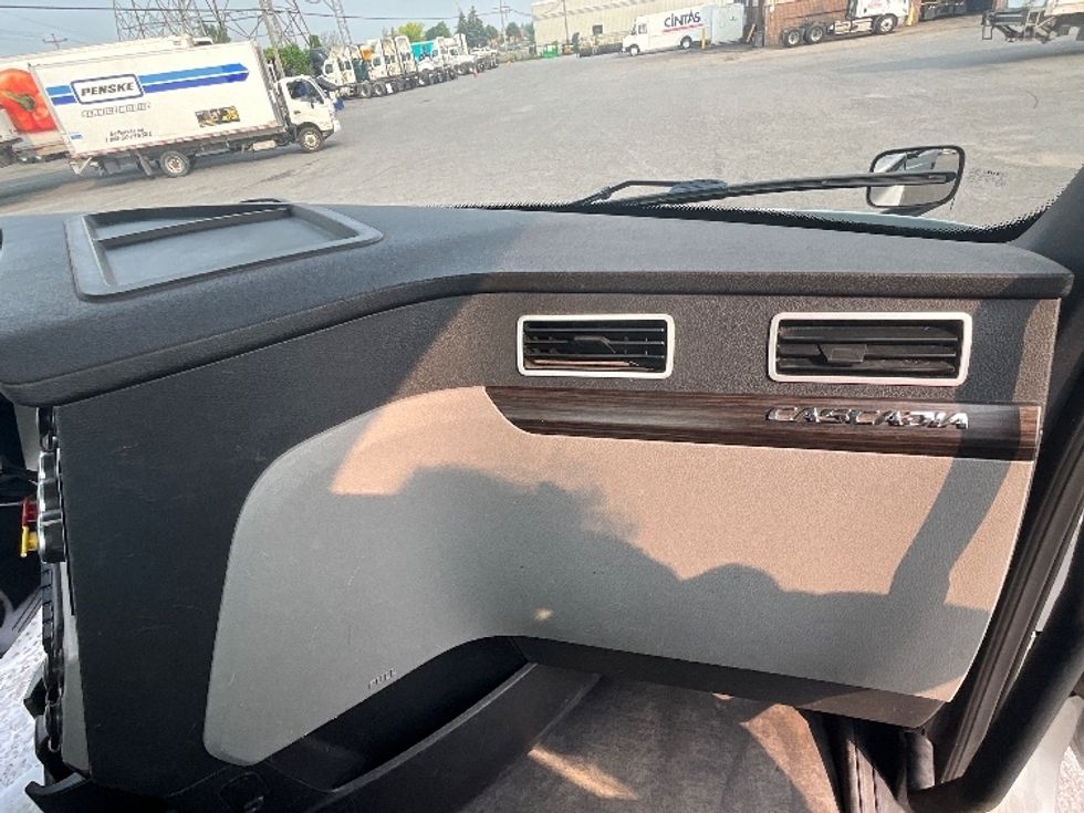 Day Cab Tractor-Heavy Duty Tractors-Freightliner-2020-T12664ST-Boucherville-PQ-279,124\n\t\tkm-$ 81,250 - Image 13