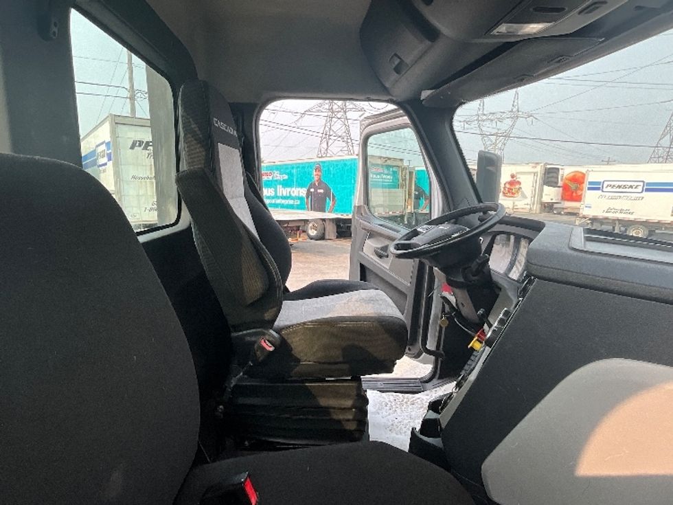 Day Cab Tractor-Heavy Duty Tractors-Freightliner-2020-T12664ST-Boucherville-PQ-279,124\n\t\tkm-$ 81,250 - Image 14