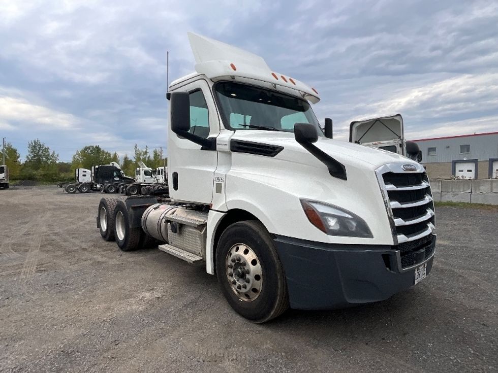 Day Cab Tractor-Heavy Duty Tractors-Freightliner-2020-T12664ST-Boucherville-PQ-369,770\n\t\tkm-$ 91,250 - Image 1