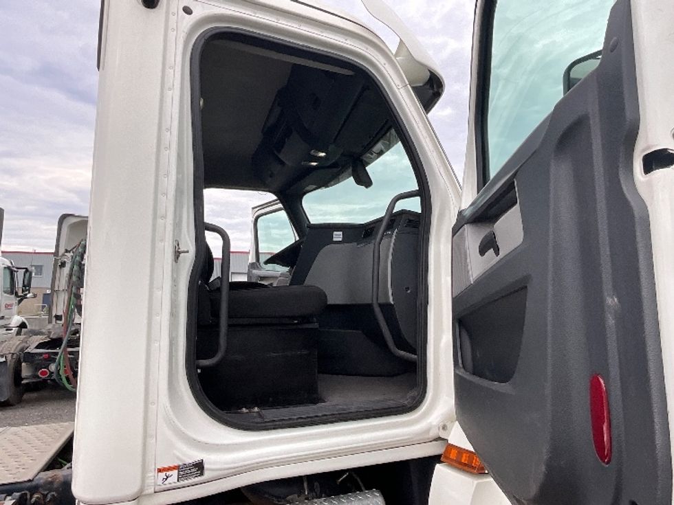 Day Cab Tractor-Heavy Duty Tractors-Freightliner-2020-T12664ST-Boucherville-PQ-369,770\n\t\tkm-$ 91,250 - Image 12