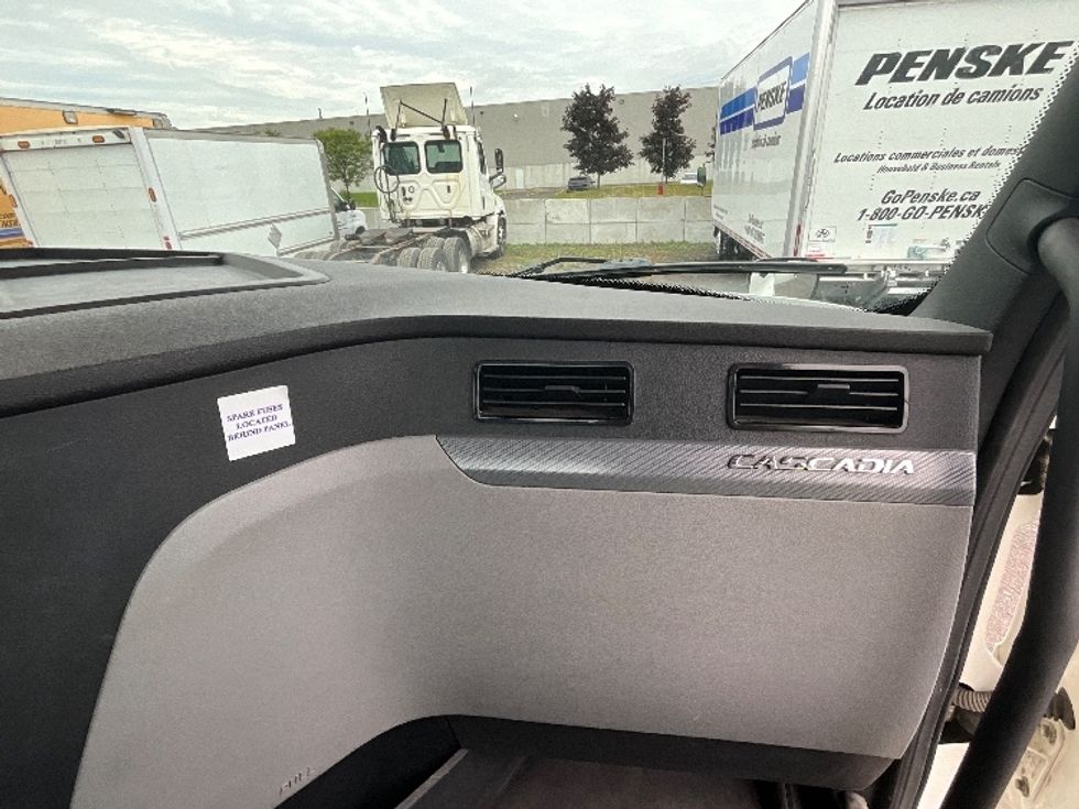 Day Cab Tractor-Heavy Duty Tractors-Freightliner-2020-T12664ST-Boucherville-PQ-369,770\n\t\tkm-$ 91,250 - Image 13