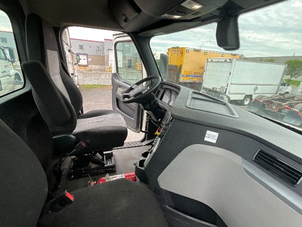 Day Cab Tractor-Heavy Duty Tractors-Freightliner-2020-T12664ST-Boucherville-PQ-369,770\n\t\tkm-$ 91,250 - Image 14