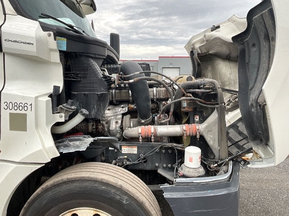 Day Cab Tractor-Heavy Duty Tractors-Freightliner-2020-T12664ST-Boucherville-PQ-369,770\n\t\tkm-$ 91,250 - Image 15