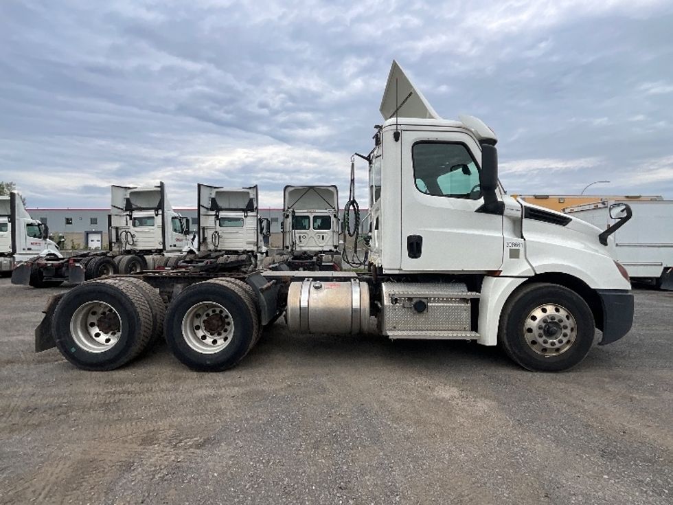 Day Cab Tractor-Heavy Duty Tractors-Freightliner-2020-T12664ST-Boucherville-PQ-369,770\n\t\tkm-$ 91,250 - Image 8