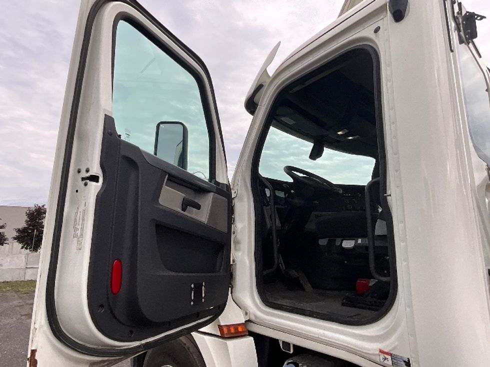Day Cab Tractor-Heavy Duty Tractors-Freightliner-2020-T12664ST-Boucherville-PQ-369,770\n\t\tkm-$ 91,250 - Image 9