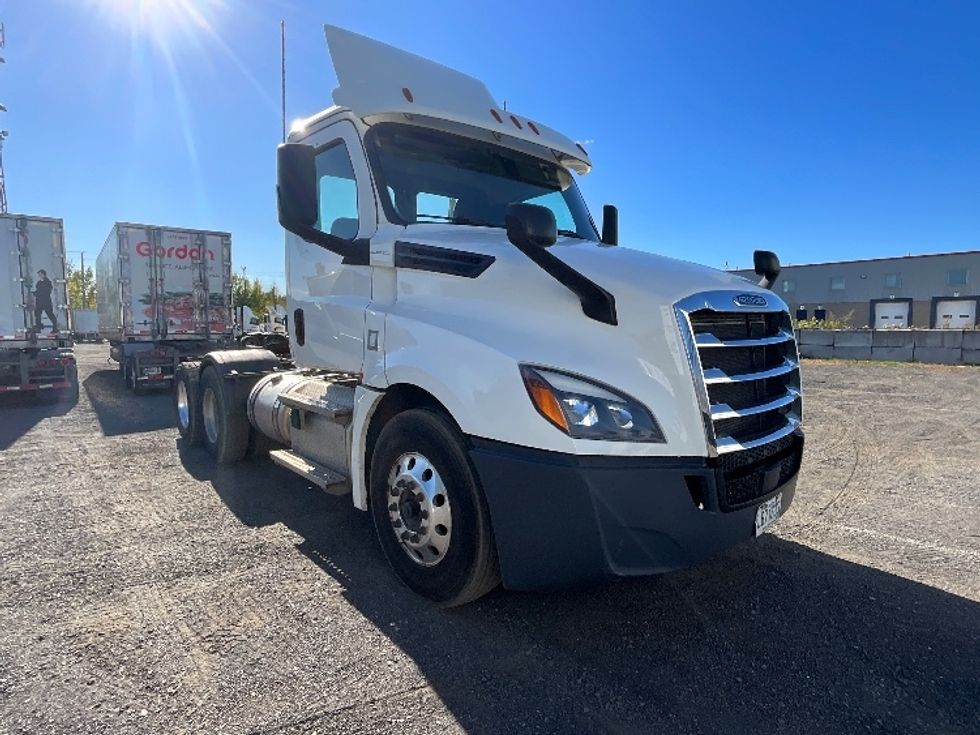 Day Cab Tractor-Heavy Duty Tractors-Freightliner-2020-T12664ST-Boucherville-PQ-386,212\n\t\tkm-$ 91,250 - Image 1