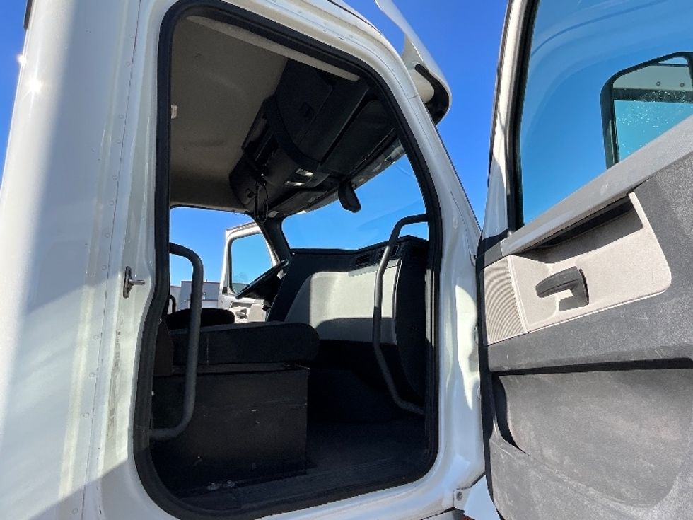 Day Cab Tractor-Heavy Duty Tractors-Freightliner-2020-T12664ST-Boucherville-PQ-386,212\n\t\tkm-$ 91,250 - Image 12