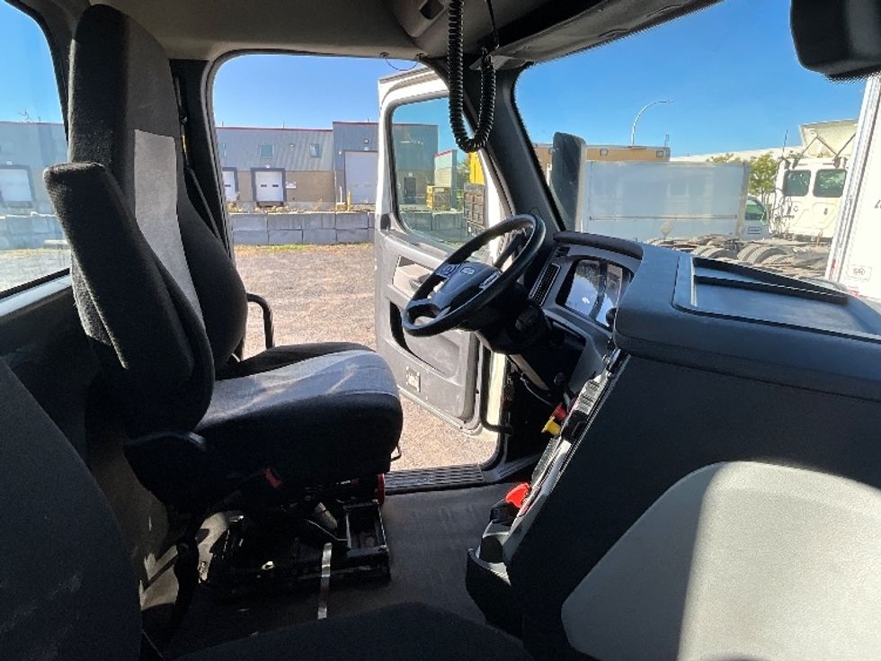 Day Cab Tractor-Heavy Duty Tractors-Freightliner-2020-T12664ST-Boucherville-PQ-386,212\n\t\tkm-$ 91,250 - Image 14