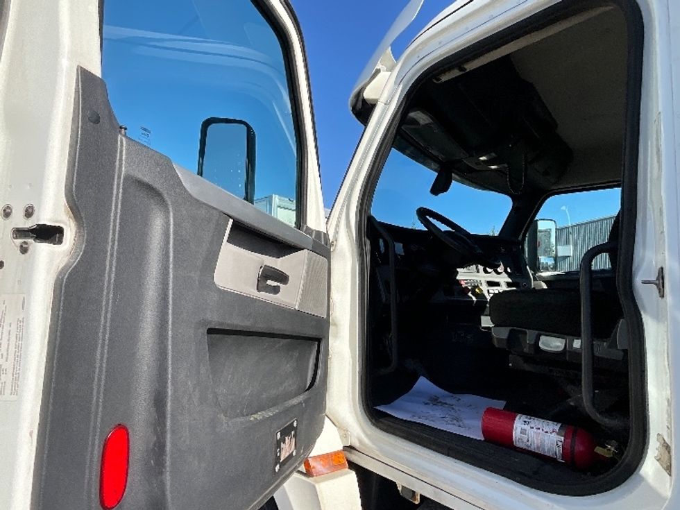 Day Cab Tractor-Heavy Duty Tractors-Freightliner-2020-T12664ST-Boucherville-PQ-386,212\n\t\tkm-$ 91,250 - Image 9