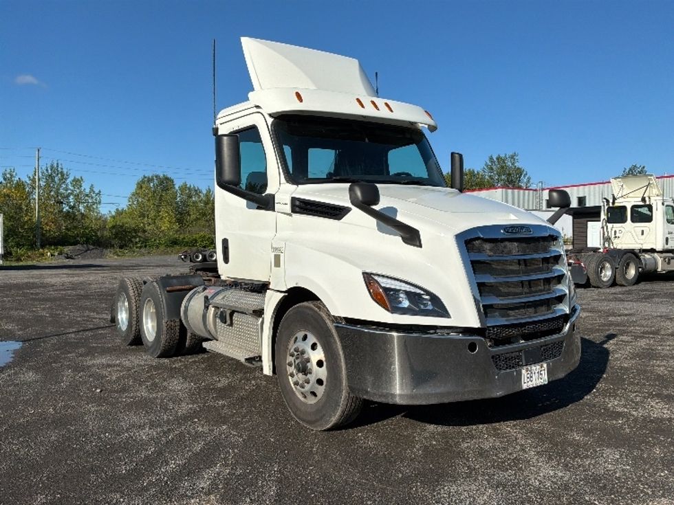 Day Cab Tractor-Heavy Duty Tractors-Freightliner-2020-T12664ST-Boucherville-PQ-540,060\n\t\tkm-$ 84,250 - Image 1