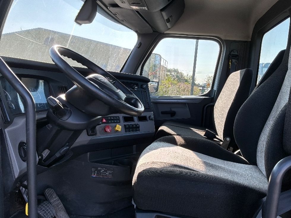 Day Cab Tractor-Heavy Duty Tractors-Freightliner-2020-T12664ST-Boucherville-PQ-540,060\n\t\tkm-$ 84,250 - Image 10
