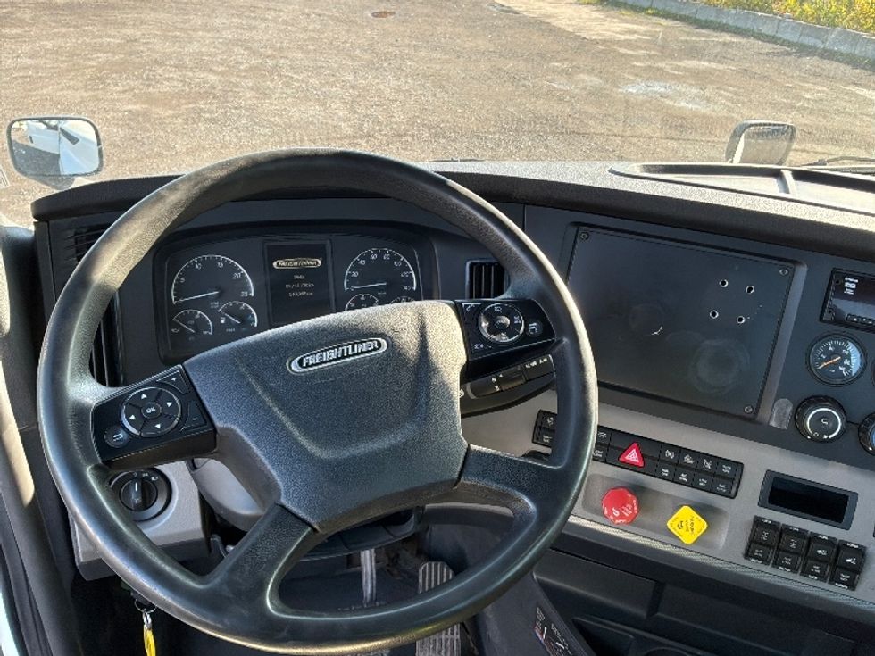 Day Cab Tractor-Heavy Duty Tractors-Freightliner-2020-T12664ST-Boucherville-PQ-540,060\n\t\tkm-$ 84,250 - Image 11