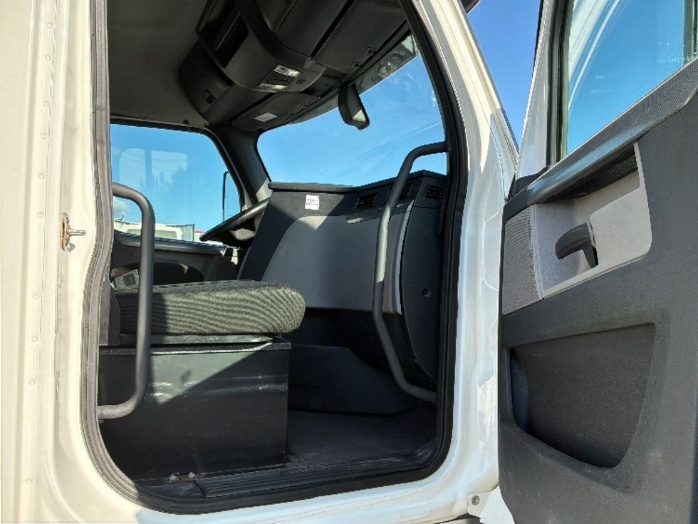 Day Cab Tractor-Heavy Duty Tractors-Freightliner-2020-T12664ST-Boucherville-PQ-540,060\n\t\tkm-$ 84,250 - Image 12