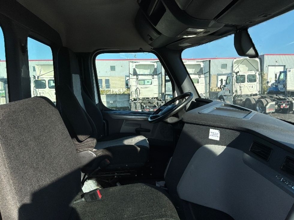 Day Cab Tractor-Heavy Duty Tractors-Freightliner-2020-T12664ST-Boucherville-PQ-540,060\n\t\tkm-$ 84,250 - Image 14