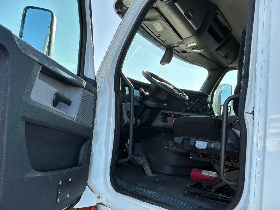 Day Cab Tractor-Heavy Duty Tractors-Freightliner-2020-T12664ST-Boucherville-PQ-540,060\n\t\tkm-$ 84,250 - Image 9