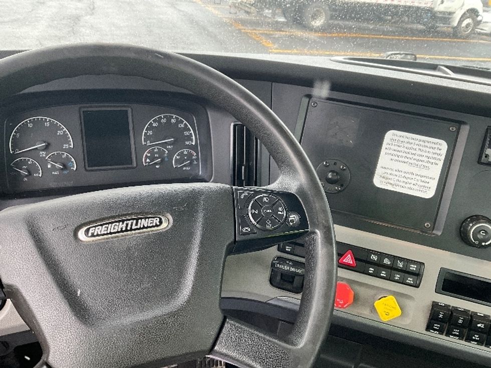 Day Cab Tractor-Heavy Duty Tractors-Freightliner-2020-T12664ST-Boucherville-PQ-639,770\n\t\tkm-$ 57,750 - Image 11
