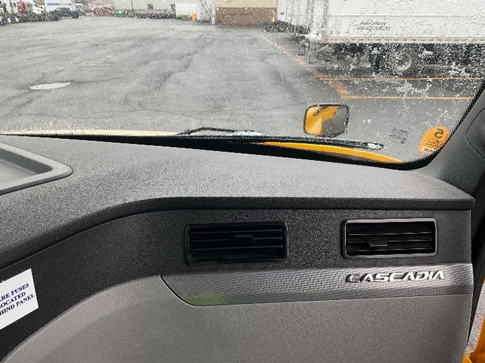 Day Cab Tractor-Heavy Duty Tractors-Freightliner-2020-T12664ST-Boucherville-PQ-639,770\n\t\tkm-$ 57,750 - Image 13