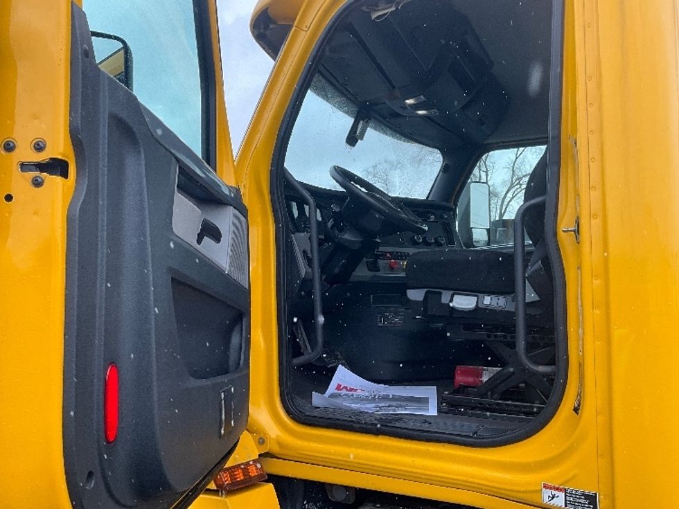 Day Cab Tractor-Heavy Duty Tractors-Freightliner-2020-T12664ST-Boucherville-PQ-639,770\n\t\tkm-$ 57,750 - Image 9