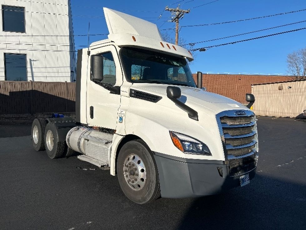 Day Cab Tractor-Heavy Duty Tractors-Freightliner-2020-T12664ST-Braintree-MA-537,759\n\t\tmiles-$ 33,000 - Image 1
