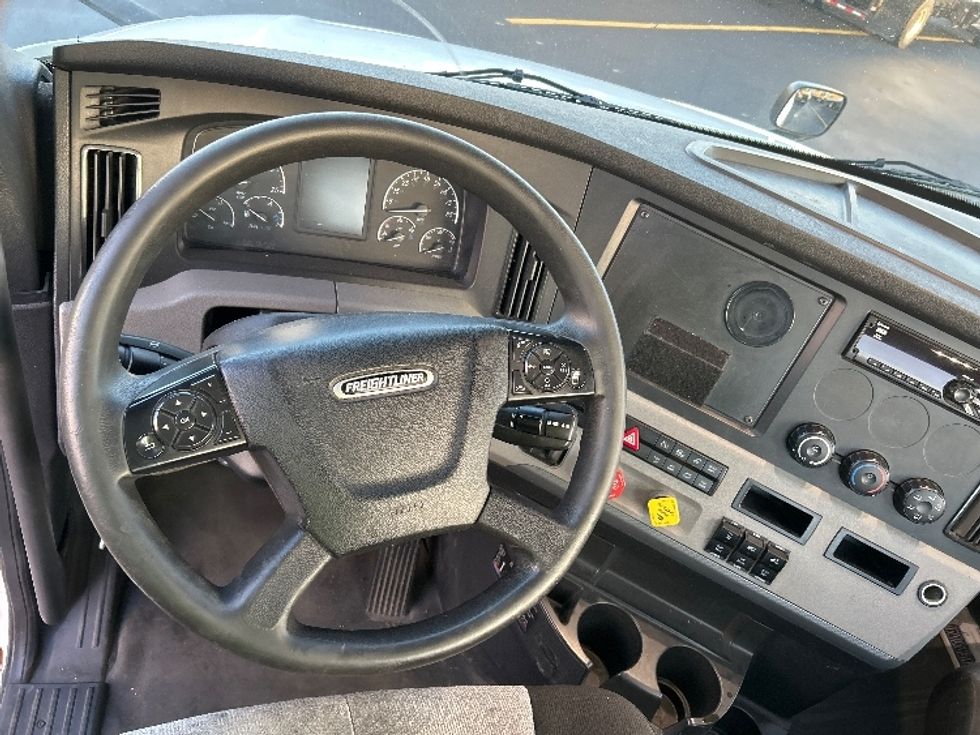 Day Cab Tractor-Heavy Duty Tractors-Freightliner-2020-T12664ST-Braintree-MA-537,759\n\t\tmiles-$ 33,000 - Image 11