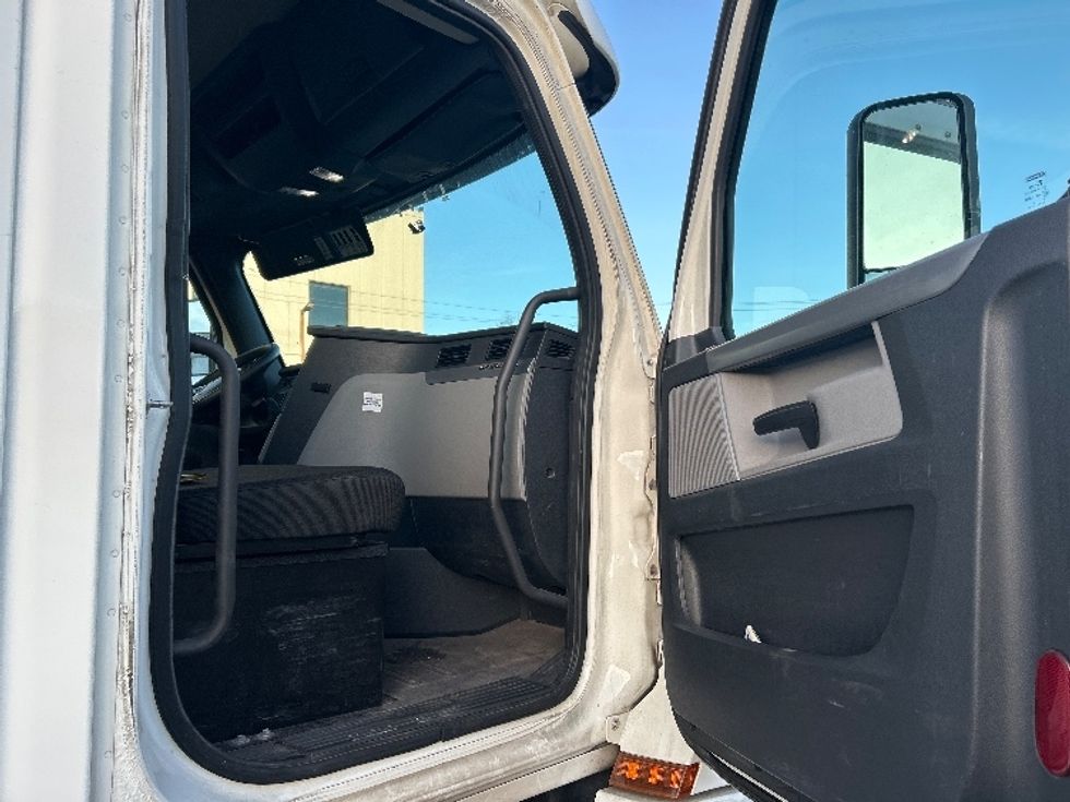 Day Cab Tractor-Heavy Duty Tractors-Freightliner-2020-T12664ST-Braintree-MA-537,759\n\t\tmiles-$ 33,000 - Image 12