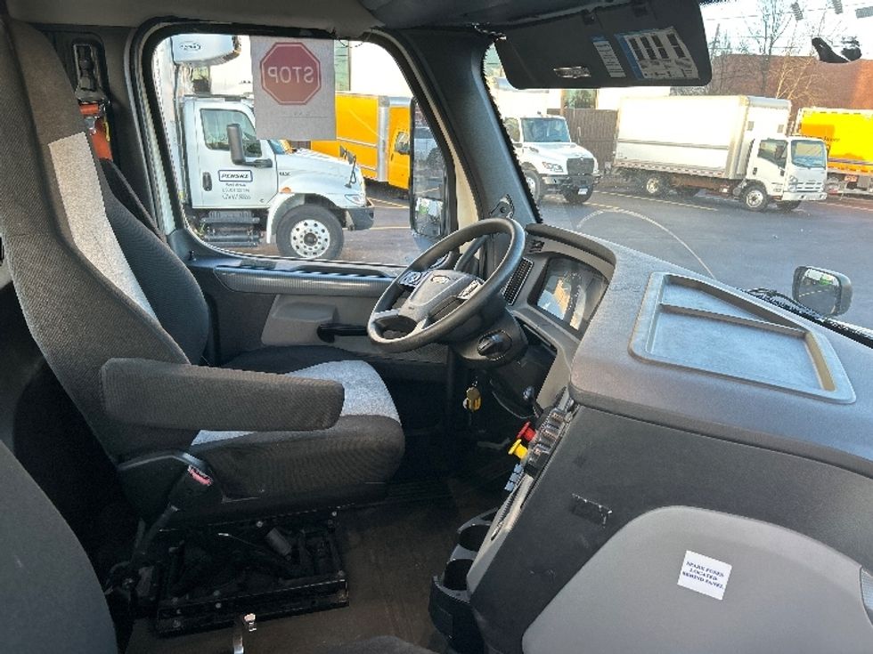 Day Cab Tractor-Heavy Duty Tractors-Freightliner-2020-T12664ST-Braintree-MA-537,759\n\t\tmiles-$ 33,000 - Image 14