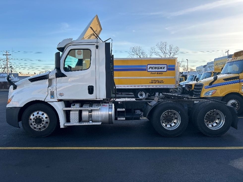 Day Cab Tractor-Heavy Duty Tractors-Freightliner-2020-T12664ST-Braintree-MA-537,759\n\t\tmiles-$ 33,000 - Image 4