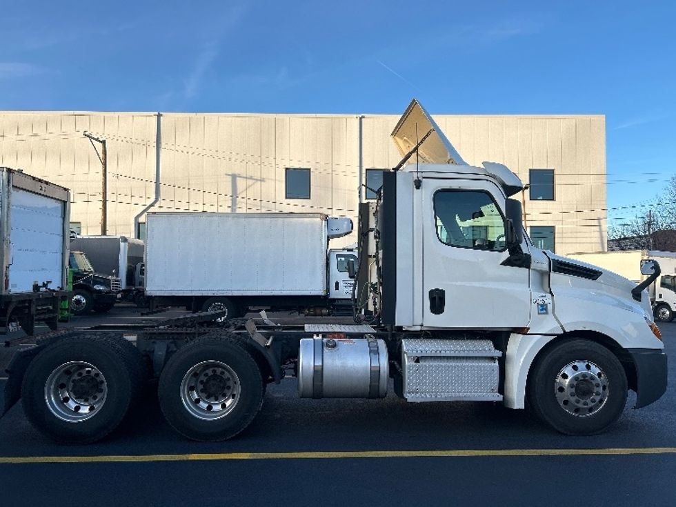 Day Cab Tractor-Heavy Duty Tractors-Freightliner-2020-T12664ST-Braintree-MA-537,759\n\t\tmiles-$ 33,000 - Image 8