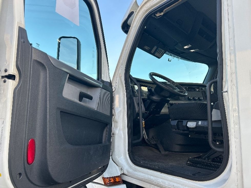 Day Cab Tractor-Heavy Duty Tractors-Freightliner-2020-T12664ST-Braintree-MA-537,759\n\t\tmiles-$ 33,000 - Image 9