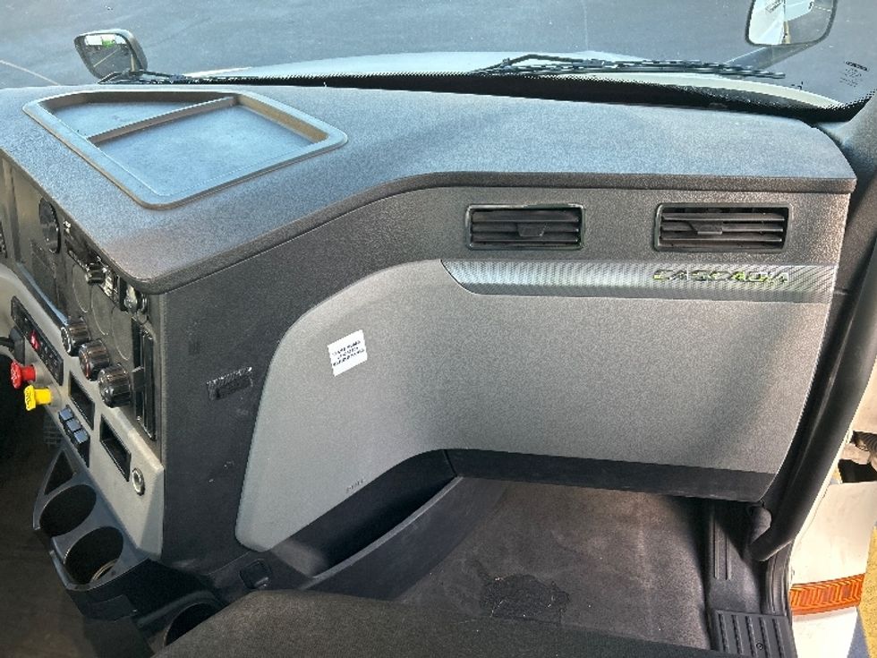 Day Cab Tractor-Heavy Duty Tractors-Freightliner-2020-T12664ST-Braintree-MA-537,759\n\t\tmiles-$ 36,500 - Image 13