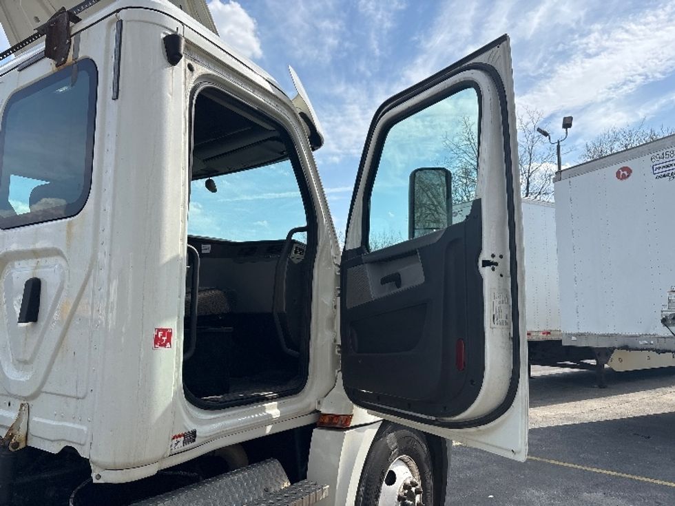 Day Cab Tractor-Heavy Duty Tractors-Freightliner-2020-T12664ST-Brook Park-OH-406,829\n\t\tmiles-$ 50,500 - Image 12