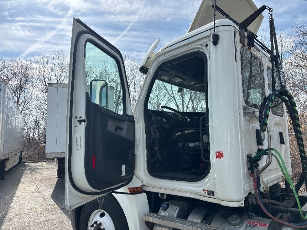 Day Cab Tractor-Heavy Duty Tractors-Freightliner-2020-T12664ST-Brook Park-OH-406,829\n\t\tmiles-$ 50,500 - Image 9