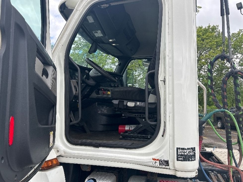Day Cab Tractor-Heavy Duty Tractors-Freightliner-2020-T12664ST-Brook Park-OH-407,097\n\t\tmiles-$ 49,750 - Image 9